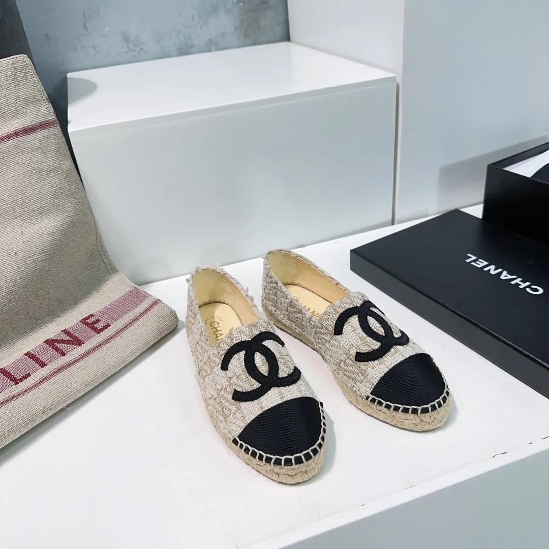 👟👟Ex-factory price 400👟👟 🌹🌹Top version🌹🌹 🌈🌈CHANEL🌟🌟Chanel's new hemp rope sole fisherman's shoes. 🔥🔥The upper is made of imported printed cloth, the inner pad is silk sheepskin, super soft sheep feet, and the original rubber-injected translucent rubber original color espadrille sole. 🐎Size: 35-40 (34, 41, 42 can be customized, non-refundable)